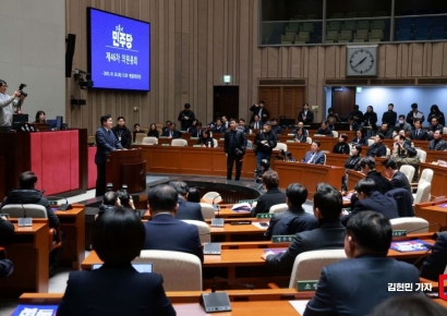 [포토] 박찬대 "총 쏴서라도 끌어내라던 尹, 자기 살겠다고 구질구질"