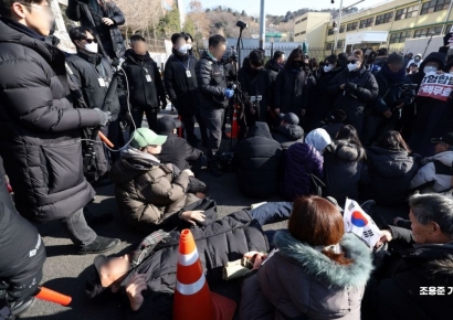 [포토] 관저 입구 막아선 윤 대통령 지지자들