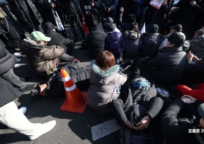 [포토] 관저 입구에 드러누운 윤 대통령 지지자들