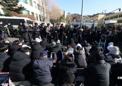 [포토] 관저 입구 막아선 윤석열 대통령 지지자들