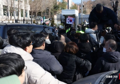 [포토] 관저 입구 막아선 윤 대통령 지지자들