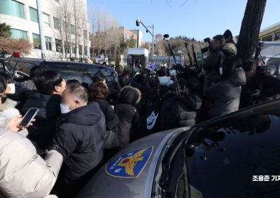 [포토] 경찰과 대치중인 윤 대통령 지지자들