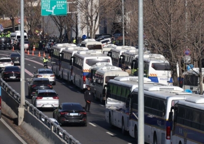 [포토] 차벽으로 막힌 한남동 관저 앞