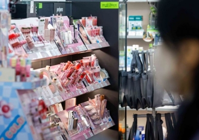 "흔한 초중고생의 메이크업"…수천원짜리 화장품 사 너도나도 '색조화장'