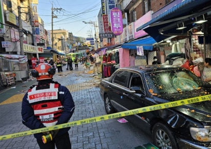 '깨비시장 돌진' 70대 운전자, 치매 진단받고 1년 가까이 약 안 먹어