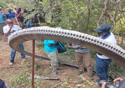 "돈벼락 기대했는데"…케냐 하늘서 떨어진 500㎏ 물체 알고보니