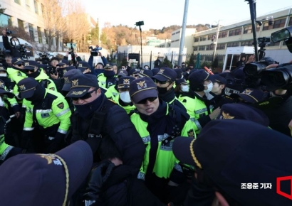 [포토] 윤 대통령 지지자 해산시키는 경찰