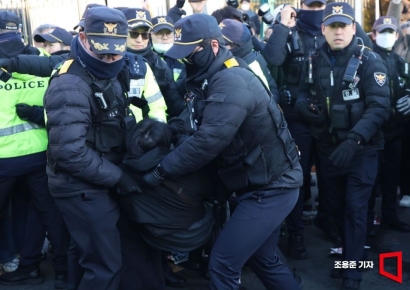 [포토] 대통령 관저 앞 지지자 해산시키는 경찰
