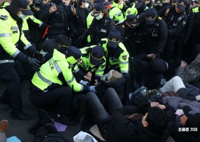 [포토] 경찰, 관저앞 윤대통령 지지자 해산