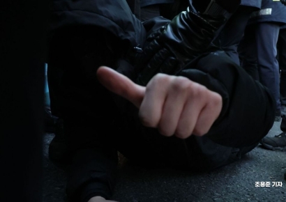 [포토] 엄지 들어보이는 윤대통령 지지자 