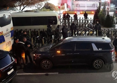 공수처, 윤석열 대통령 체포영장 집행 개시…관저 정문 진입 후 대치 중