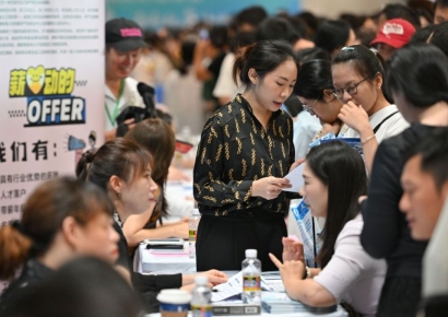 "교사 13명 뽑았는데 석사 아니면 박사"…中 중학교 무슨 일?