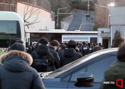 [포토] 관저 들어가는 공수처와 경찰
