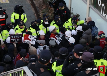 [포토] 관저앞 통제하는 경찰과 실랑이하는 지지자들