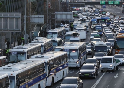 [포토] 윤석열 체포영장 집행에 혼잡한 한남로