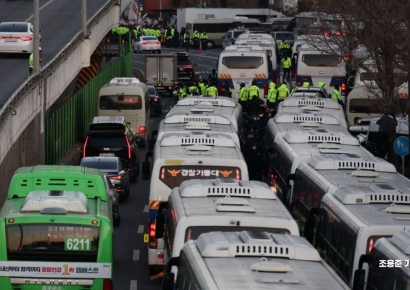 [포토] 관저앞 이중으로 차벽한 경찰 버스