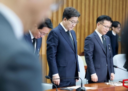 [포토] 항공기 참사 묵념하는 권성동