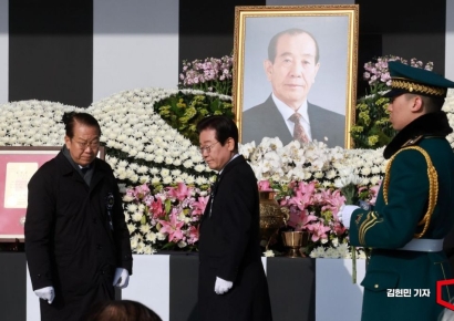 [포토] 김수한 전 국회의장 영결식, 헌화하는 권영세-이재명