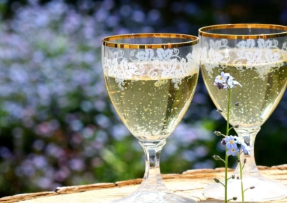 "치아 다 망가진다"…치과 의사가 뽑은 '최악의 술'