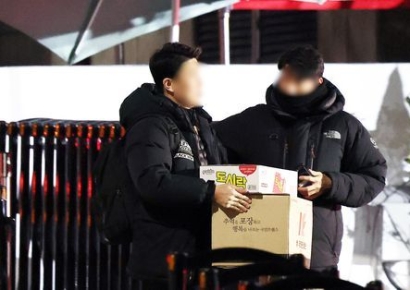 대통령 관저에 밤새 들어간 물품 포착...컵라면·생수였다