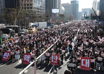 '尹 체포' 놓고 찢어진 관저 앞…찬반 집회 대치(종합)