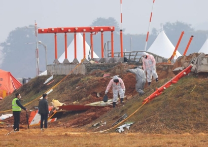 국토부 "제주항공 사고기 엔진 2개 격납고 옮겨 조사 중"
