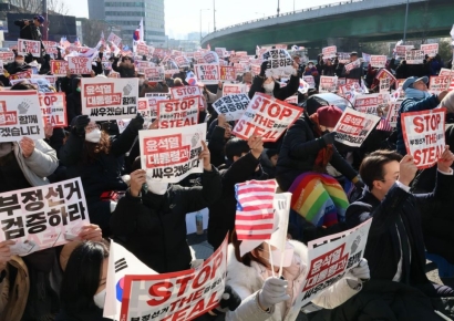 성조기 흔들며 "도둑질 멈춰라"…美 언론도 주목한 '태극기 부대'