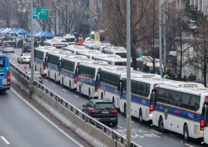 [포토] 경찰버스 차벽 세운 대통령 관저 앞