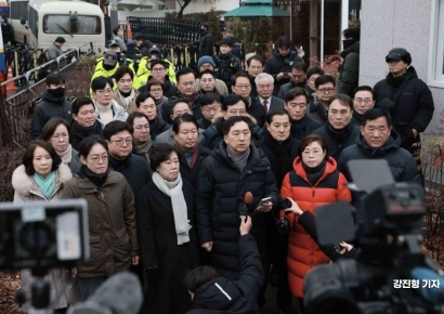 [포토] 대통령 관저 앞에 모인 국민의힘