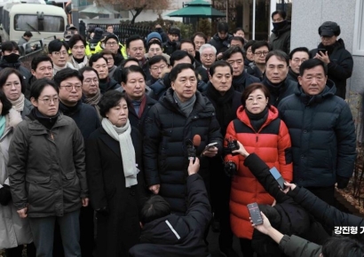 [포토] 윤 대통령 체포영장 관련 입장 밝히는 국민의힘 의원들