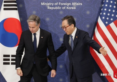 [포토] 자리 권하는 조태열 외교장관