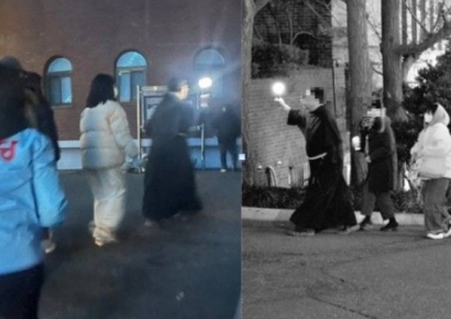 "나를 따르라"…어둠 속 응원봉으로 길 밝힌 신부님