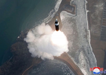 북한, 극초음속 미사일 발사…김정은 "태평양 적수 견제"