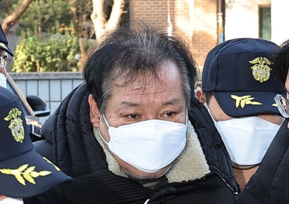 검찰, ‘불구속 기소’ 건진법사 출국금지 연장