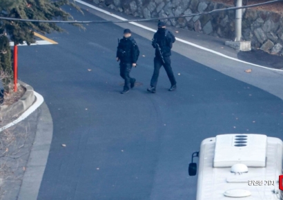 [포토] 총기 들고 경계 근무 서는 대통령 관저 근무자