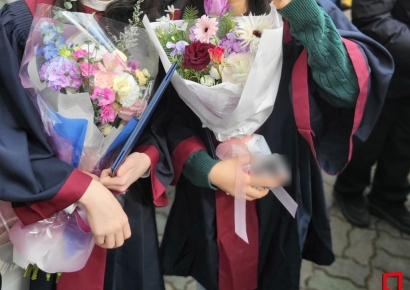 "7만원은 줘야"...졸업시즌 학부모 울리는 꽃다발[조선물가실록]