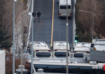 [포토] 대형 버스로 가로 막힌 대통령 관저 정문