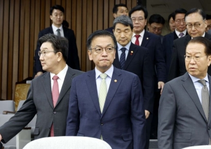 [포토] 고위당정 참석한 崔대행 “경제 엄중…여야정협의체 가동해야”