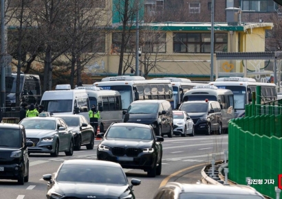 [포토] 경찰버스 세워진 대통령 관저 정문