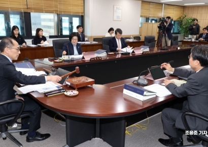 [포토] 2025년 제1차 전체회의 주재하는 고학수 위원장