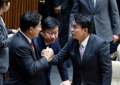 [포토] 인사하는 권성동-윤상현