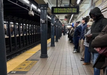 '불신지옥' 뉴욕 지하철…승강장 벽에 '목숨줄' 늘어섰다