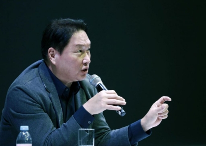 젠슨 황 만난 최태원 "SK하이닉스 HBM 개발 속도, 엔비디아 요구 넘어" 