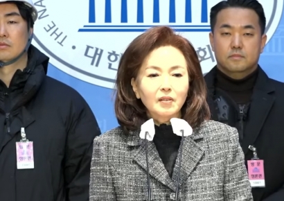 백골단 들인 김민전에…이준석 "한국서 그 의미 정말 모르냐, 분변 못 가려"