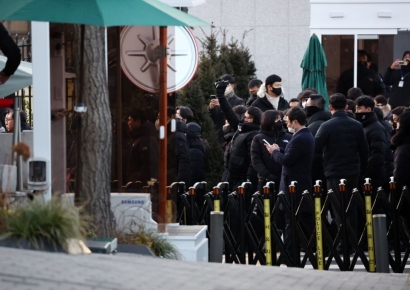 "어떻게 키운 아들을 총알받이로 쓰나"…55경비단 병사 어머니 격분