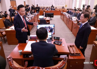 [포토] 내란 특검법 상정 두고 대화하는 충돌