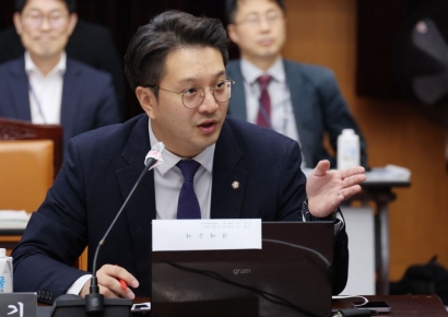 與 "민주, 카톡 검열로 사상 통제" vs 野 "억지 프레임, 가짜뉴스 대응하겠다는 것"