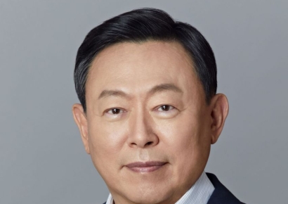 신동빈, 서울모빌리티쇼 참관…첫 부스 차린 롯데관 방문