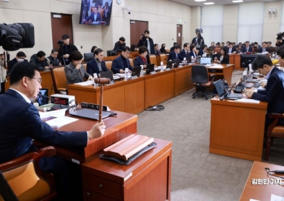 [포토] 의사봉 두드리는 신정훈 행안위원장