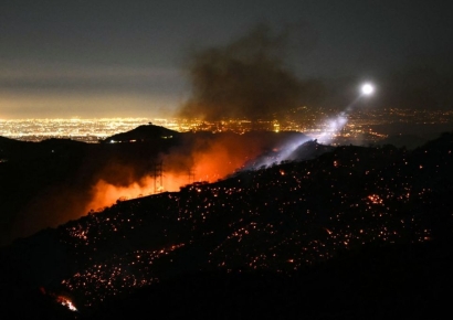 잡히지 않는 美 LA 산불…'최후 수단' 바닷물까지 동원